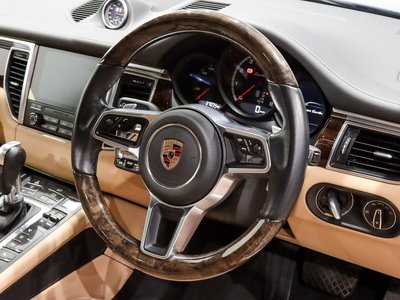 PORSCHE MACAN - 10