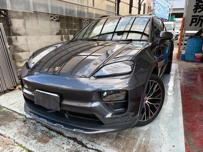 PORSCHE MACAN - 1