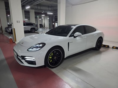 PORSCHE PANAMERA - 4