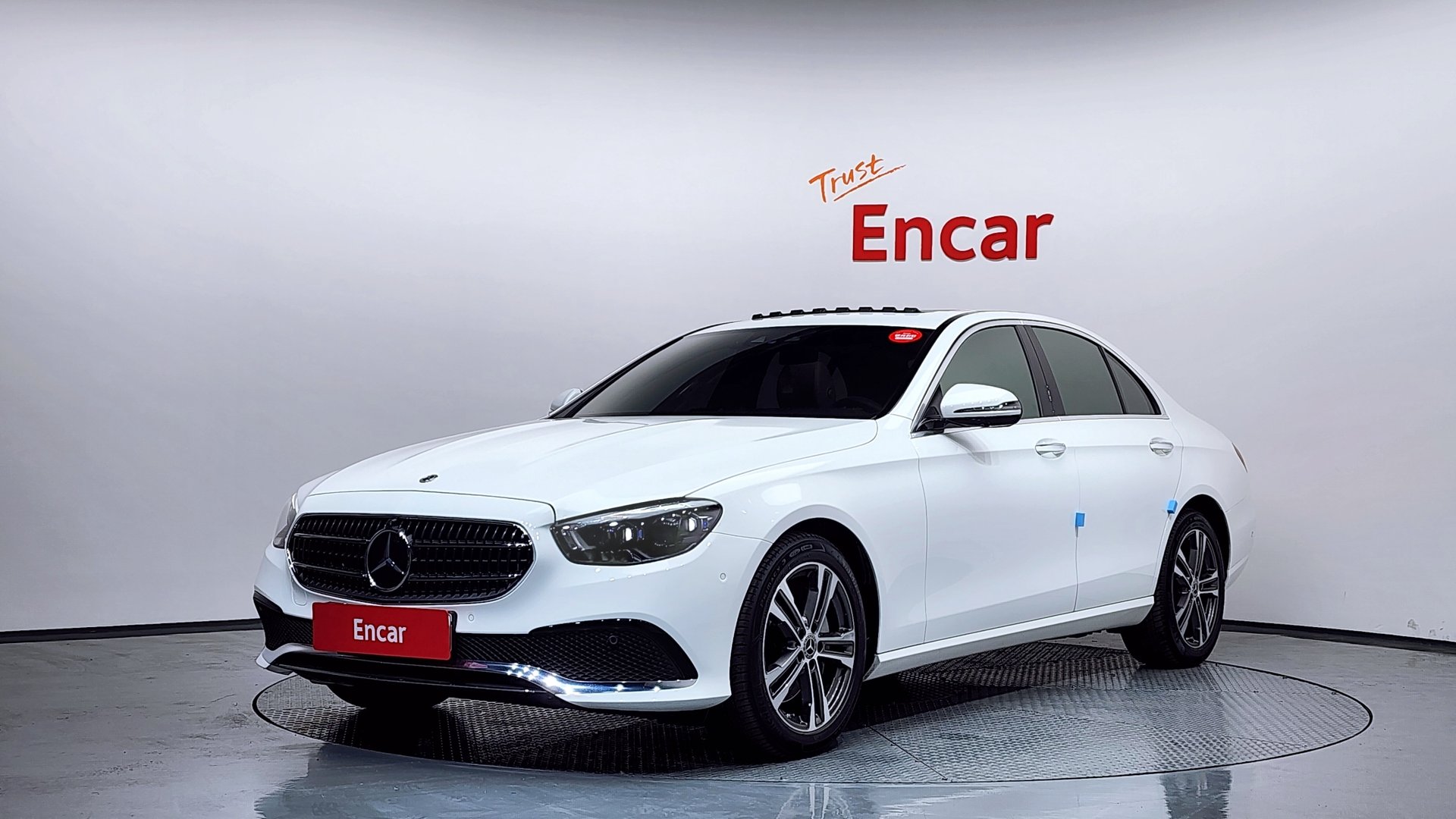 MERCEDES-BENZ E-CLASS - View 1