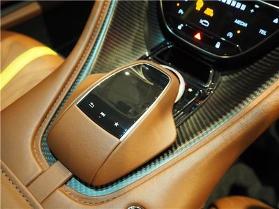 ASTON MARTIN DB11 - 10