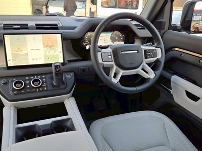 LAND ROVER DEFENDER - 8