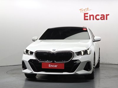 2026 BMW 5 SERIES 照片 2