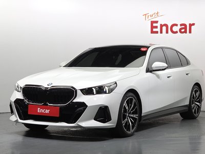 2026 BMW 5 SERIES 照片 1
