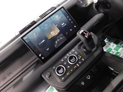 LAND ROVER DEFENDER - 4