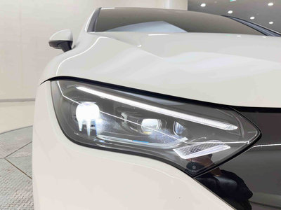 MERCEDES-BENZ EQE - 10