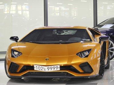 LAMBORGHINI AVENTADOR