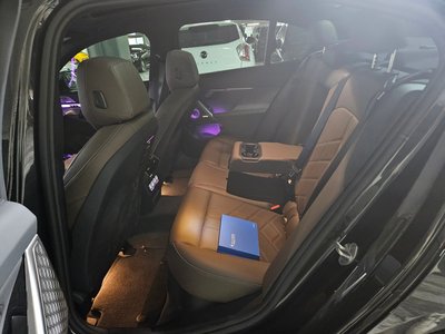 صورة 8 لـ 2025 BMW I5