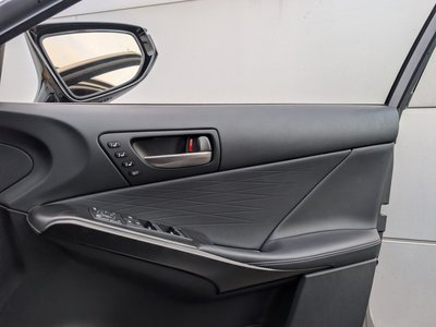 صورة مصغرة 32 لـ 2020 Lexus IS