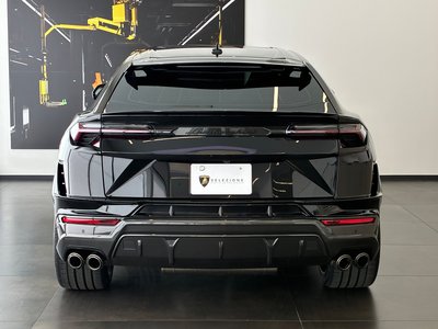 2025 Lamborghini URUS photo 3