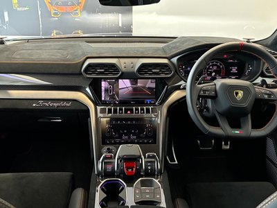 2025 Lamborghini URUS photo 10