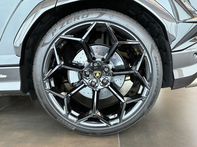 2025 Lamborghini URUS photo 9