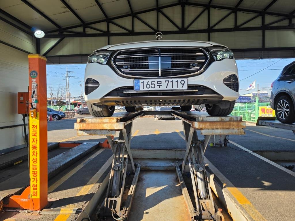 MERCEDES-BENZ E-CLASS - View 1