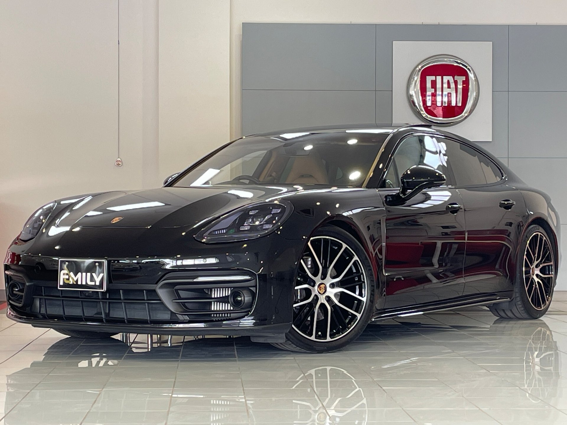 PORSCHE PANAMERA - View 1