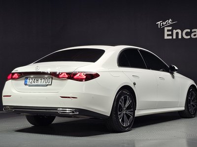 2025 Mercedes-BENZ E-CLASS photo 4