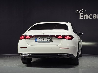 2025 Mercedes-BENZ E-CLASS photo 3