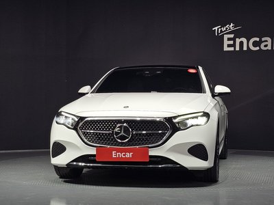 2025 Mercedes-BENZ E-CLASS photo 2