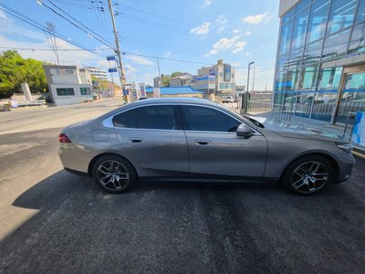 2025 BMW 5 SERIES — фото 2
