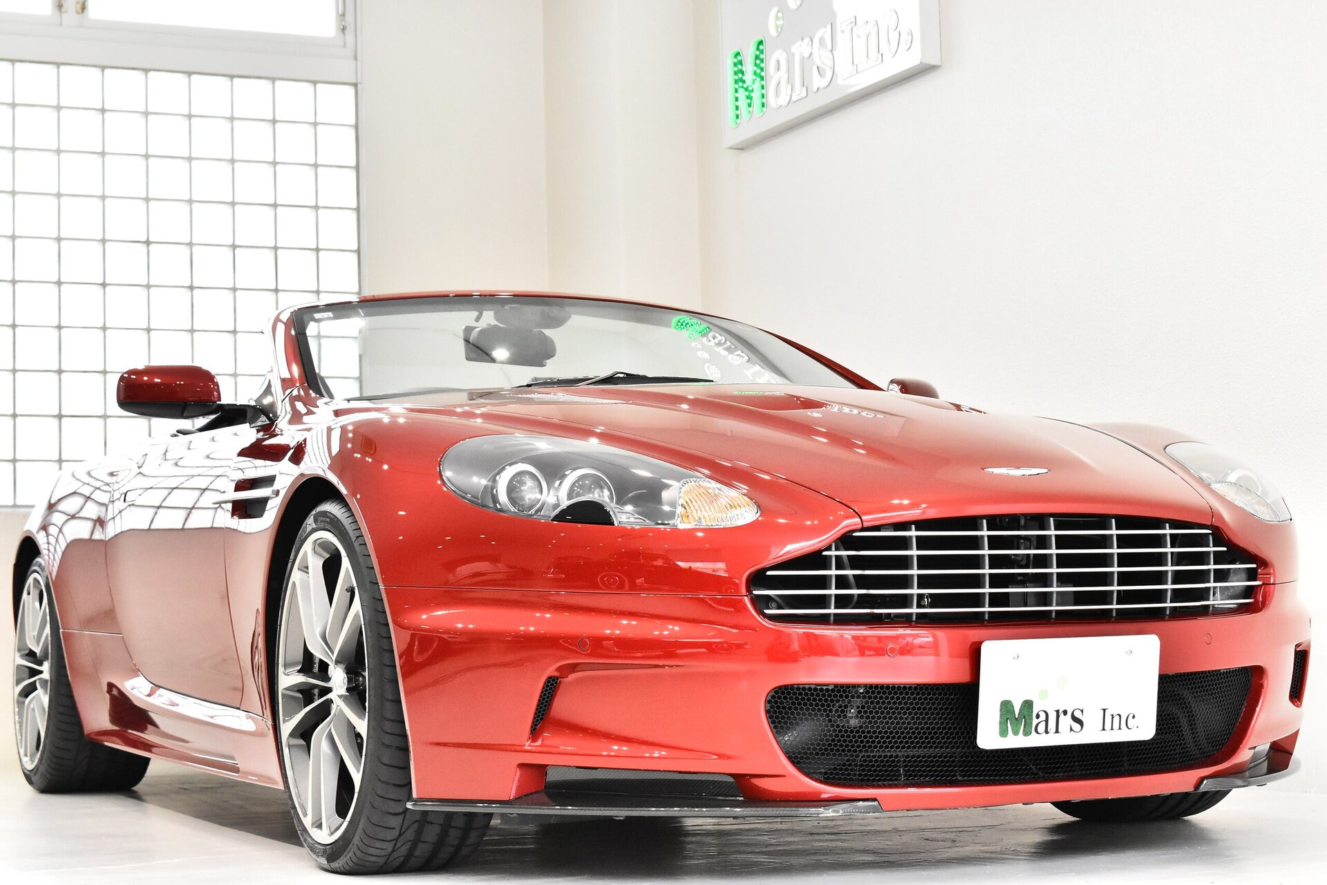 ASTON MARTIN DBS VOLANTE - View 1