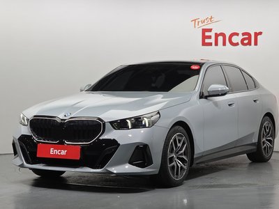 2026 BMW 5 SERIES photo 1