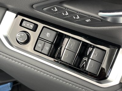2023 Toyota LAND CRUISER 300 — миниатюра 52