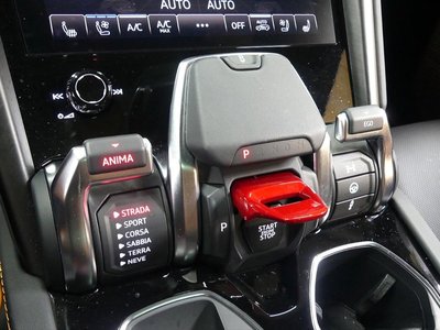 صورة 9 لـ 2024 Lamborghini URUS
