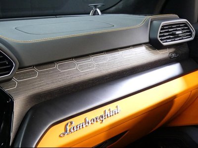 2024 Lamborghini URUS thumbnail 16