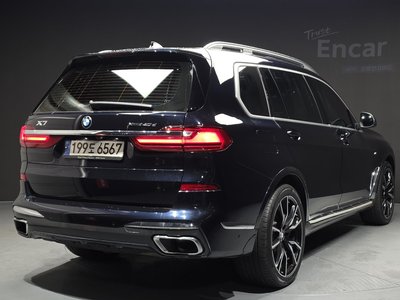 2022 BMW X7 photo 3