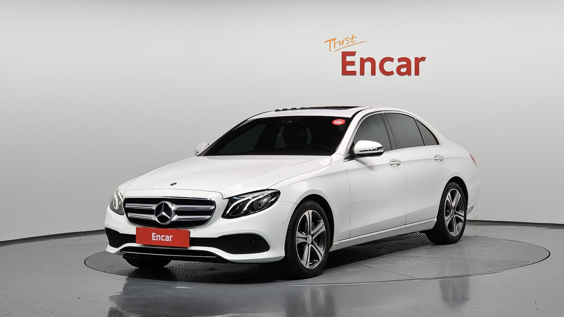 MERCEDES-BENZ E-CLASS - View 1