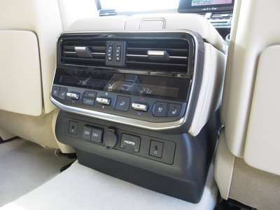 صورة 63 لـ 2025 Toyota LAND CRUISER 300