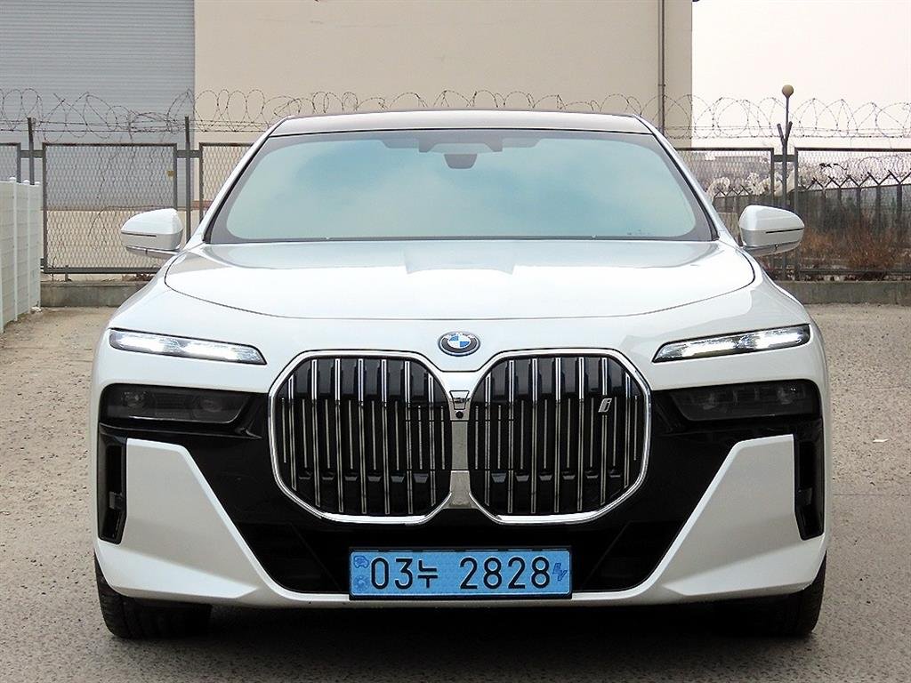 BMW I7 - View 1