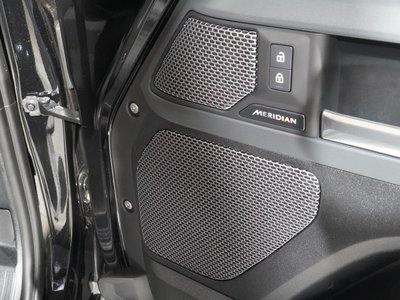 LAND ROVER DEFENDER - 4