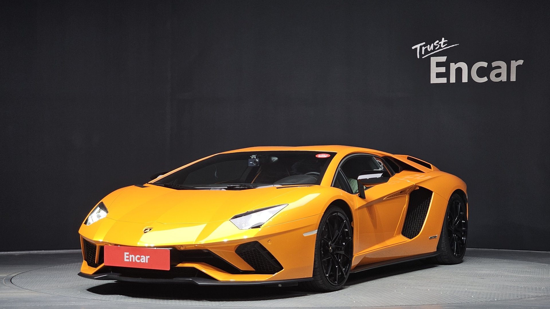 LAMBORGHINI AVENTADOR - View 1