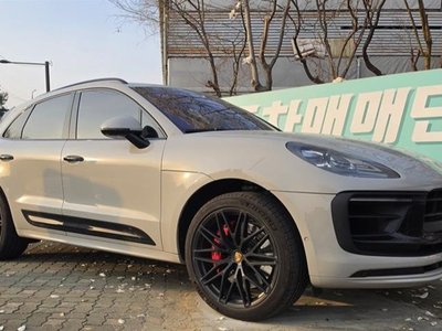 PORSCHE MACAN - 1