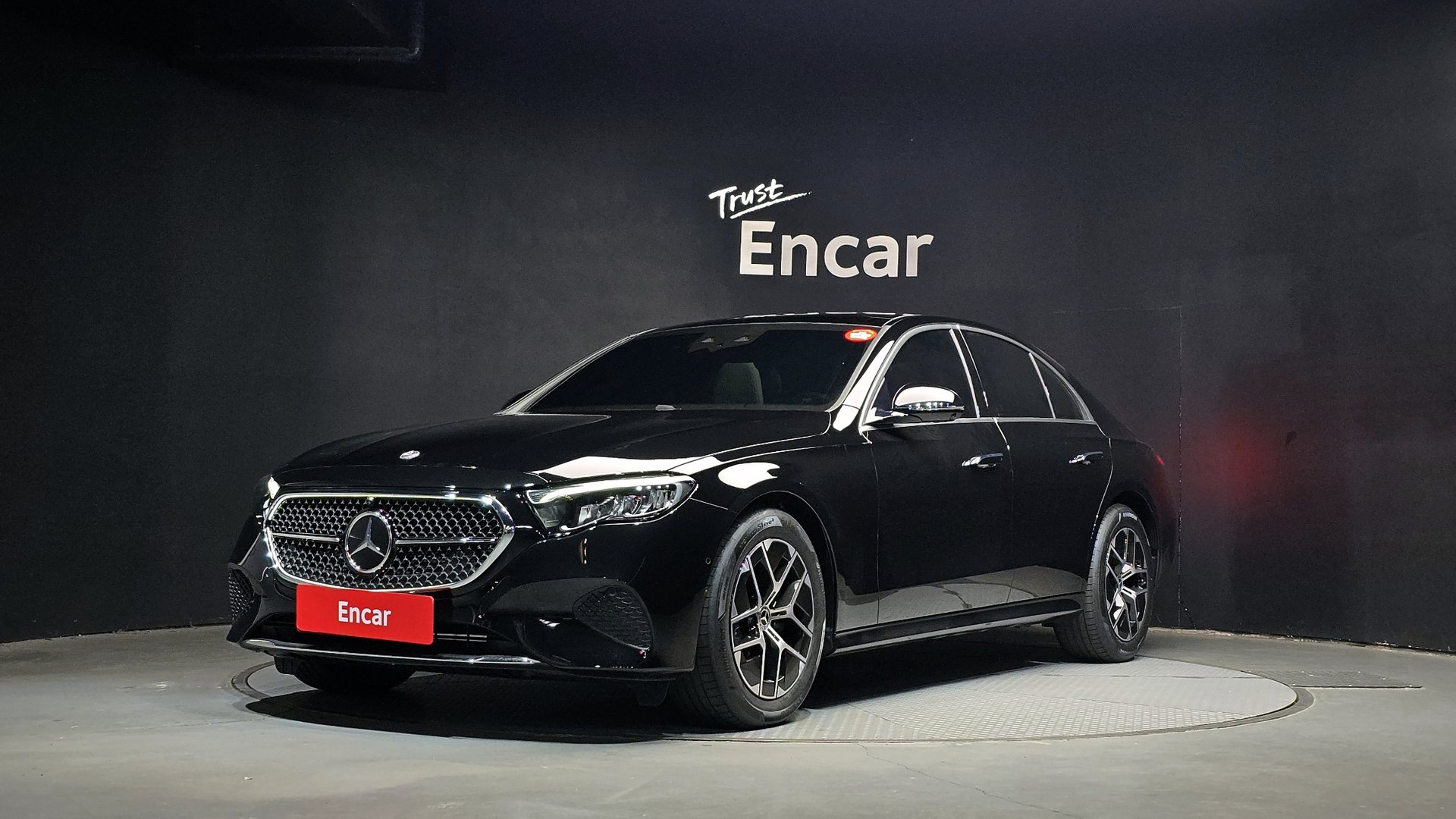 MERCEDES-BENZ E-CLASS - View 1