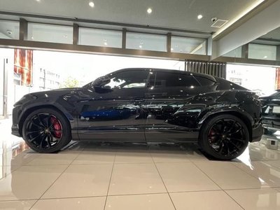 LAMBORGHINI URUS - 6