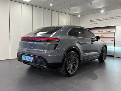 PORSCHE MACAN - 4