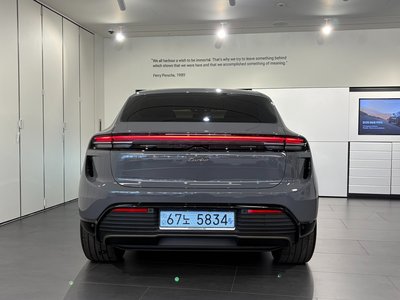 PORSCHE MACAN - 3