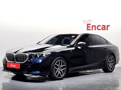 2025 BMW 5 SERIES photo 1