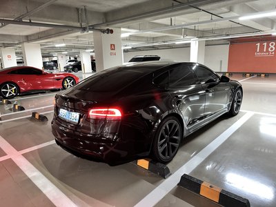 TESLA MODEL S - 4