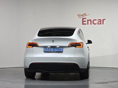 TESLA MODEL Y - 3