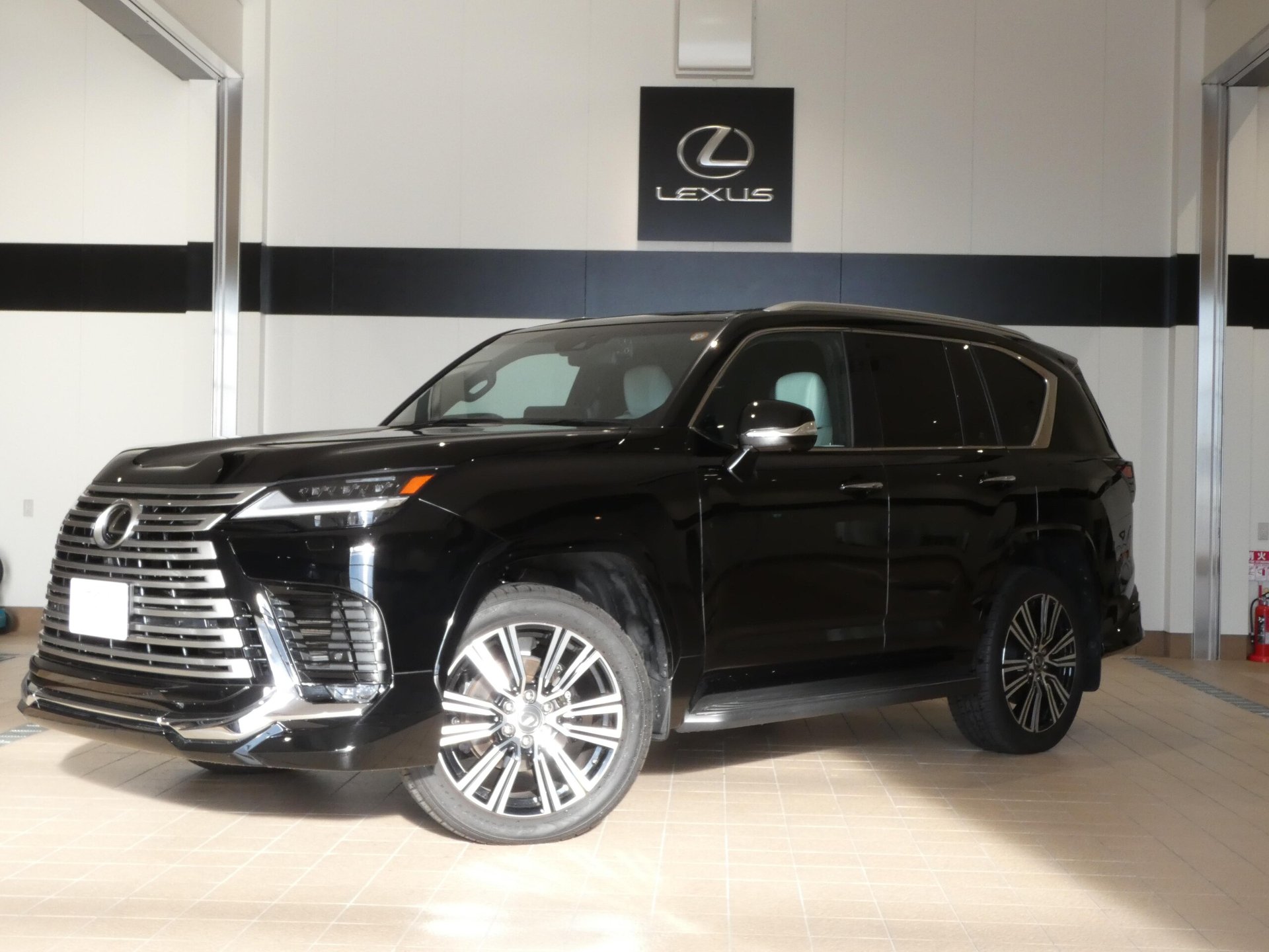 LEXUS LX - View 1