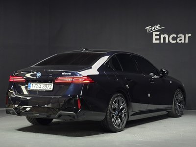2025 BMW 5 SERIES photo 3