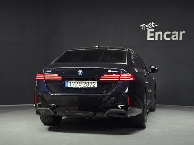 2025 BMW 5 SERIES photo 4