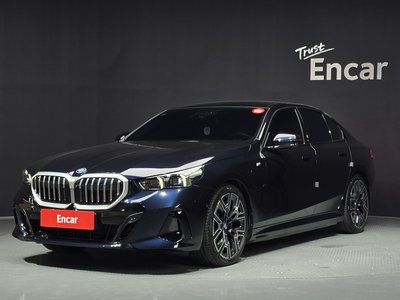 2025 BMW 5 SERIES photo 1
