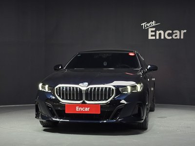 2025 BMW 5 SERIES photo 2
