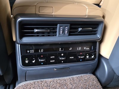 2025 Lexus LX — миниатюра 37