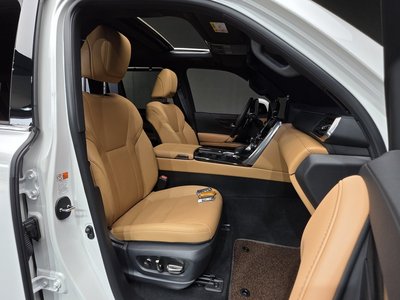 2025 Lexus LX — миниатюра 18