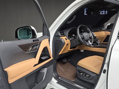 2025 Lexus LX — миниатюра 17