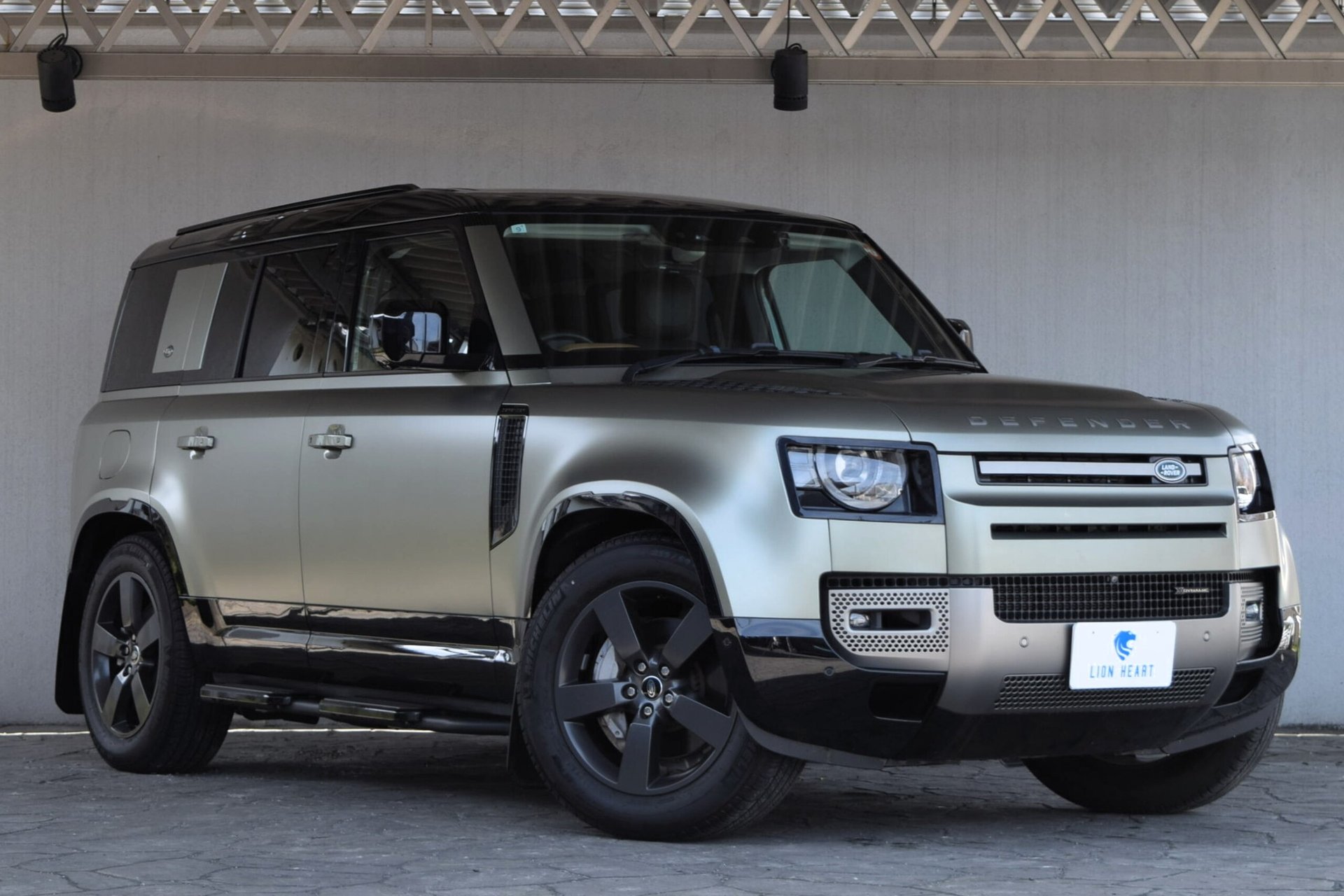 LAND ROVER DEFENDER - View 1